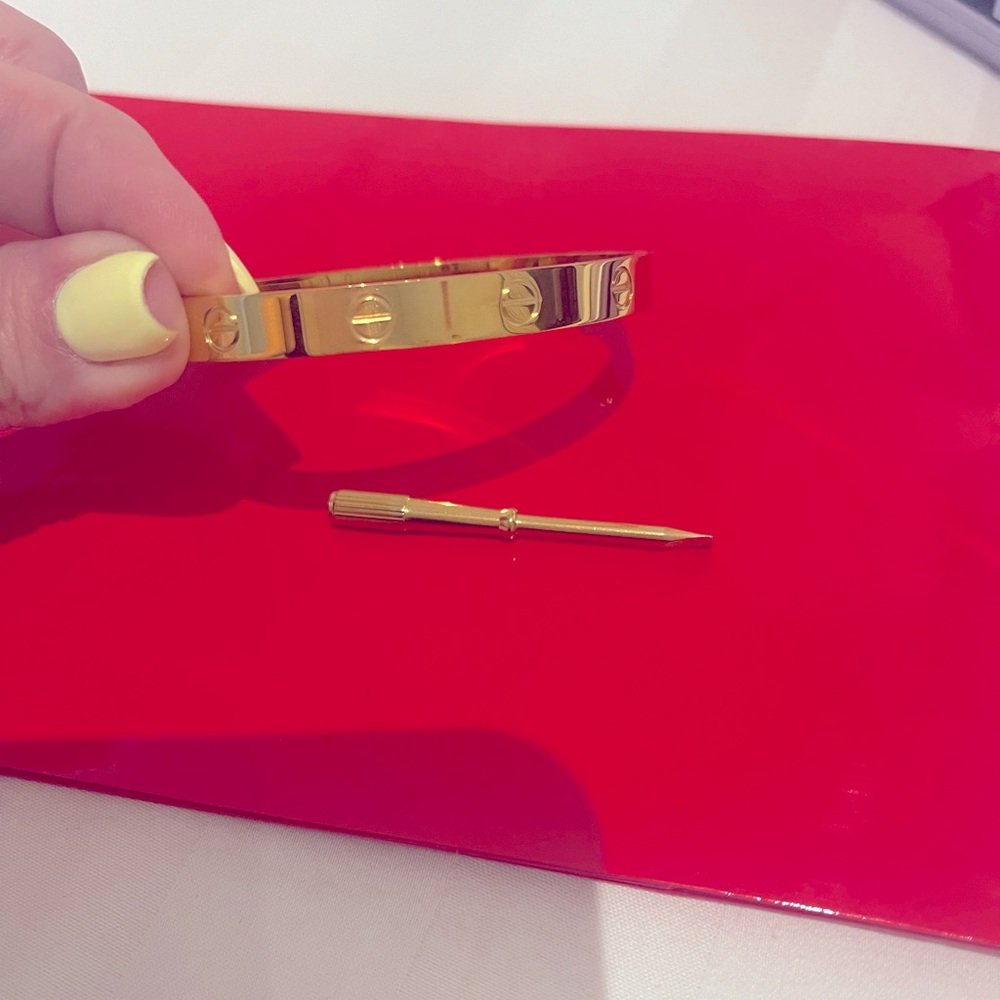 NWOT DESIGNER INSPIRED LOVE BANGLE 😍